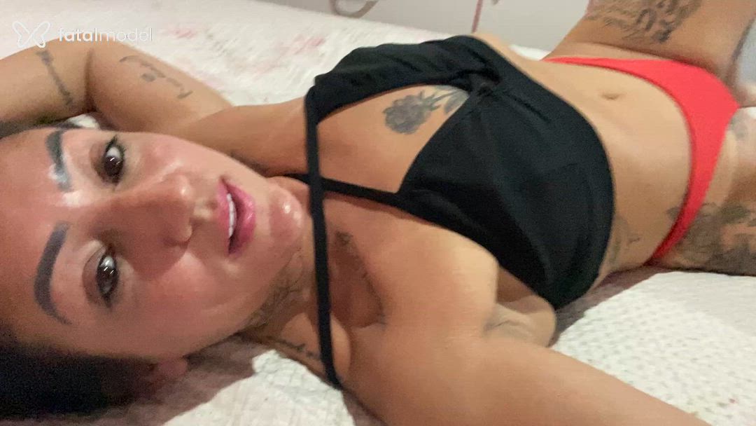 Acompanhante mulher com cabelo colorido de olhos castanhos - Ah Cabulozinha