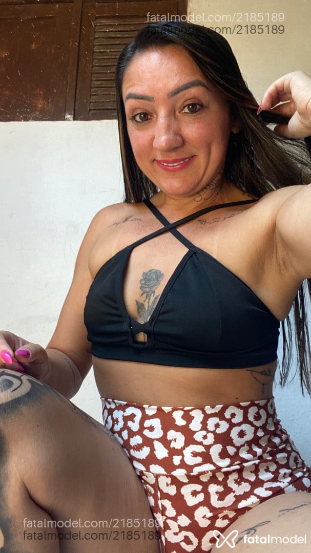 Acompanhante mulher com cabelo colorido de olhos castanhos - Ah Cabulozinha
