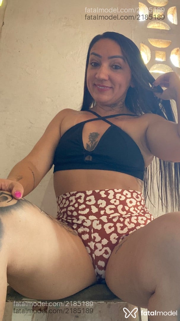 Acompanhante mulher com cabelo colorido de olhos castanhos - Ah Cabulozinha