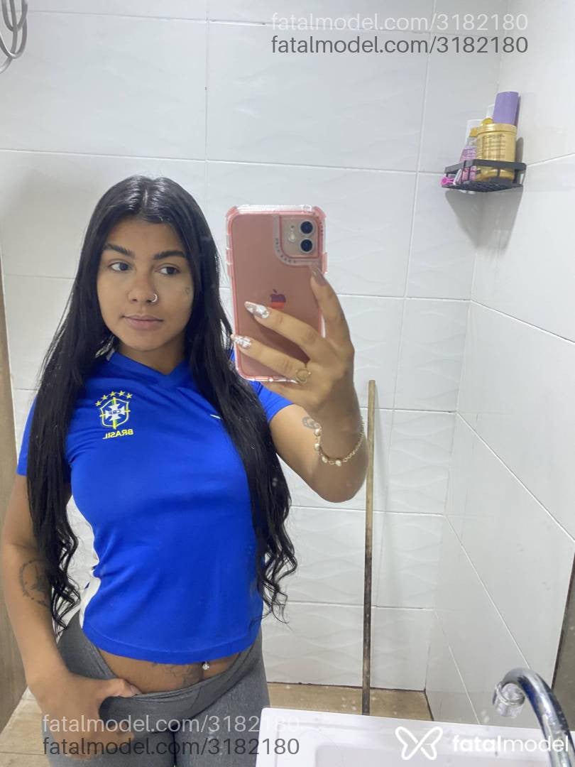 Acompanhante mulher morena (o) de olhos pretos - Luany