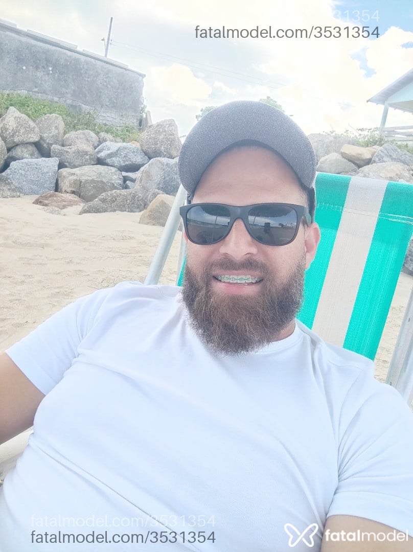 Acompanhante homem com cabelo castanho de olhos castanhos - Rafael