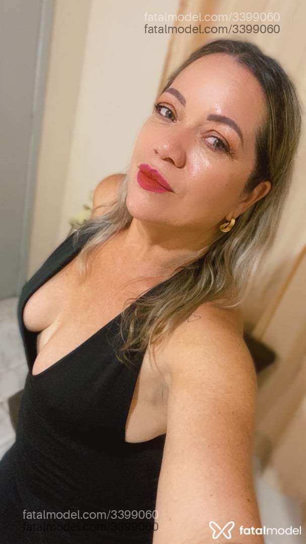 Acompanhante não-binário loira (o) de olhos verdes - Ana Julia