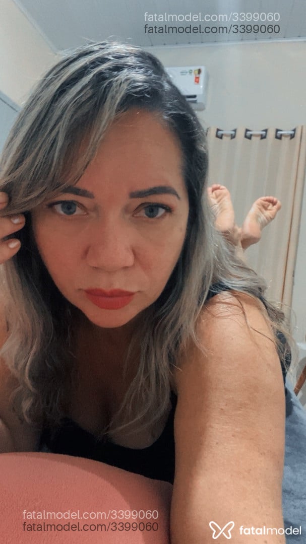 Acompanhante não-binário loira (o) de olhos verdes - Ana Julia