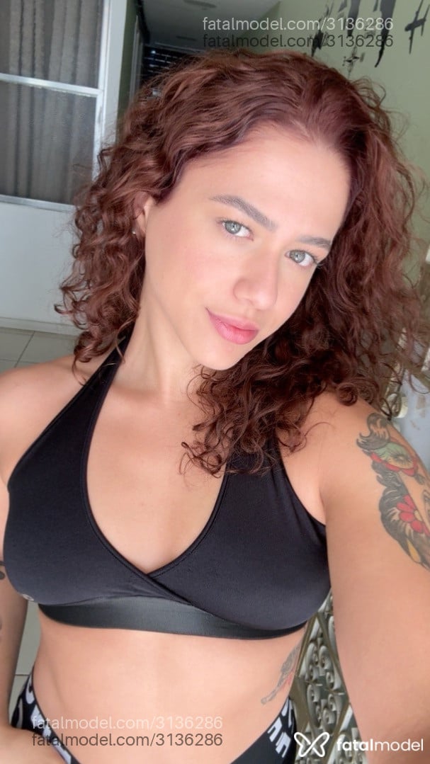 Acompanhante mulher com cabelo castanho de olhos verdes - Miaastrix