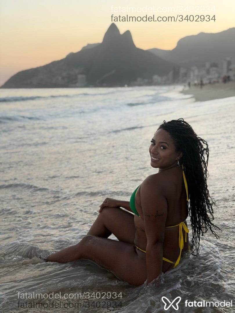Acompanhante mulher morena (o) de olhos pretos - Agnes Luz