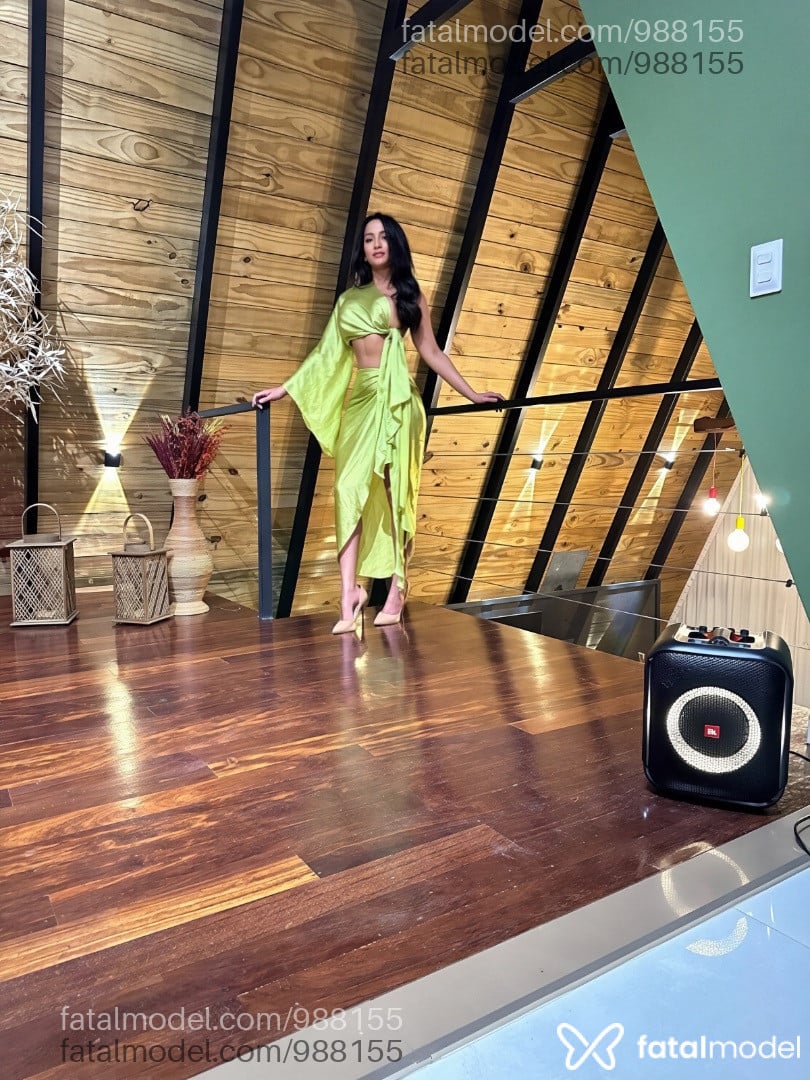 Acompanhante mulher morena (o) de olhos pretos - Laura