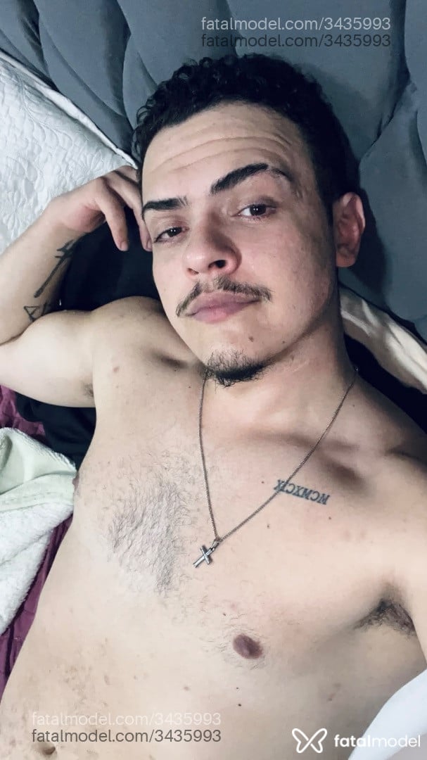 Acompanhante homem morena (o) de olhos castanhos - Wallery