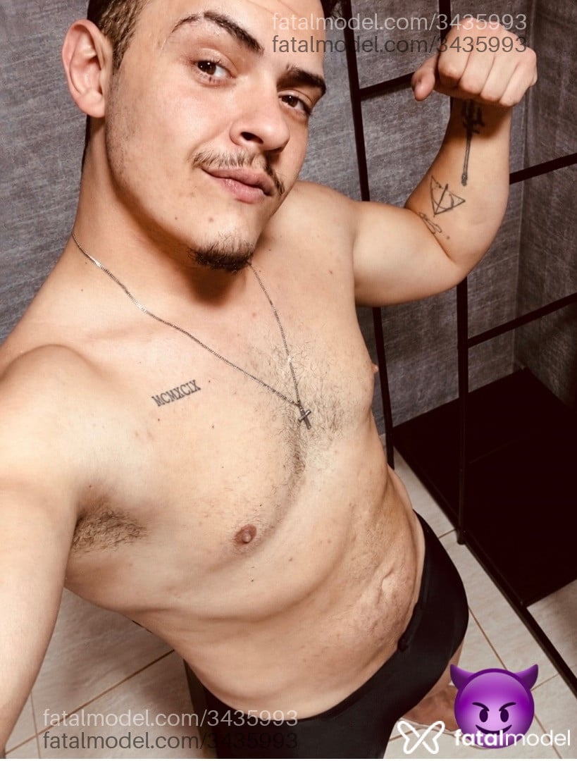 Acompanhante homem morena (o) de olhos castanhos - Wallery