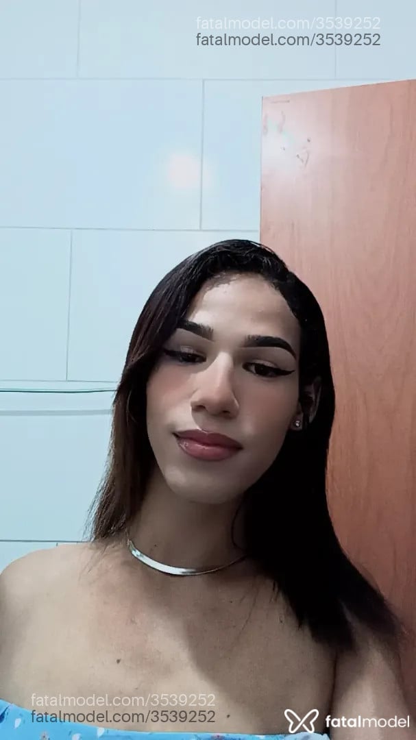 Acompanhante mulher trans com cabelo castanho de olhos pretos - Octávia