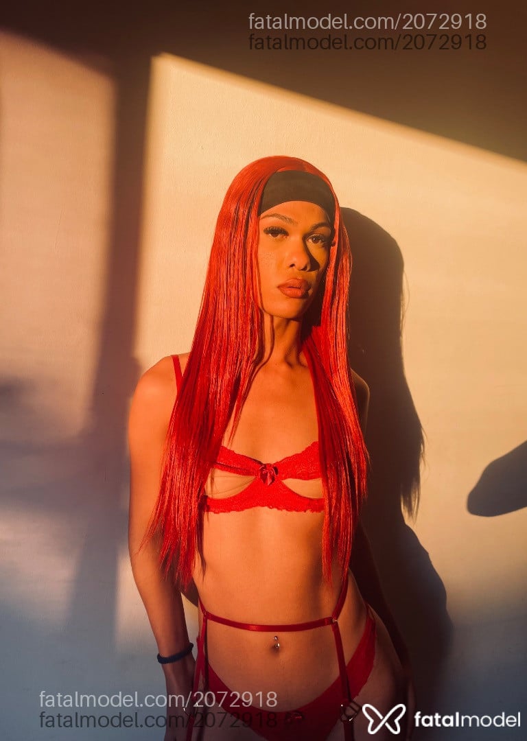 Acompanhante mulher trans ruiva (o) de olhos pretos - Riana