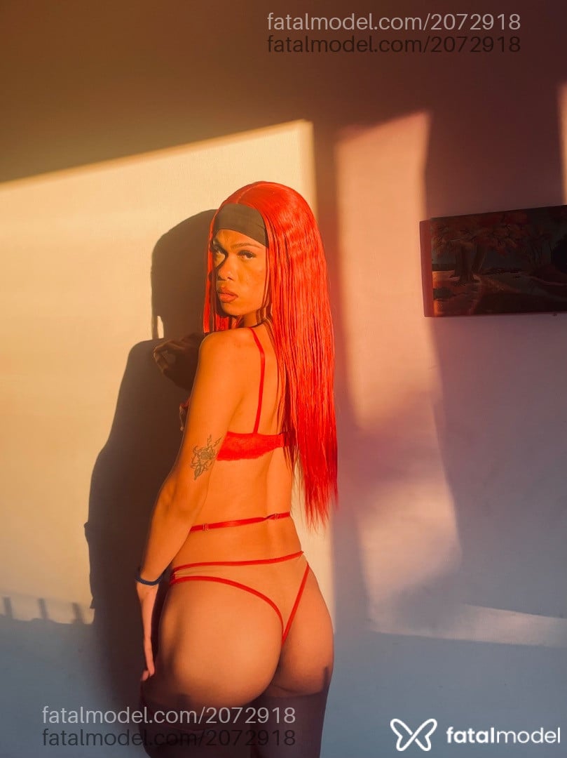 Acompanhante mulher trans ruiva (o) de olhos pretos - Riana