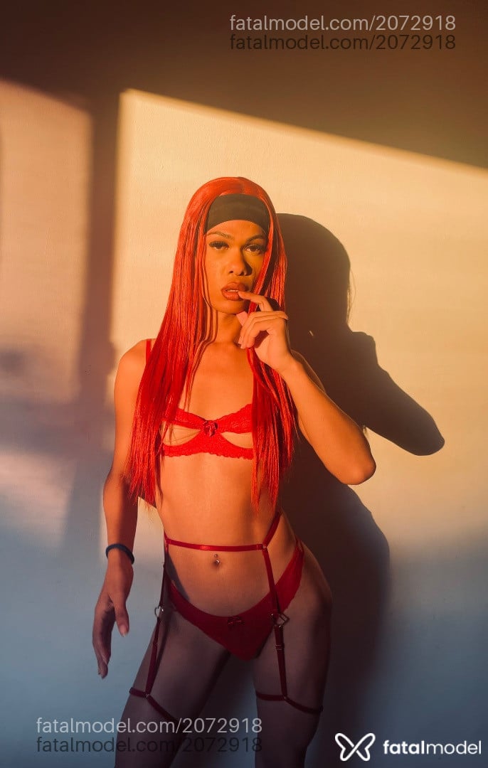 Acompanhante mulher trans ruiva (o) de olhos pretos - Riana