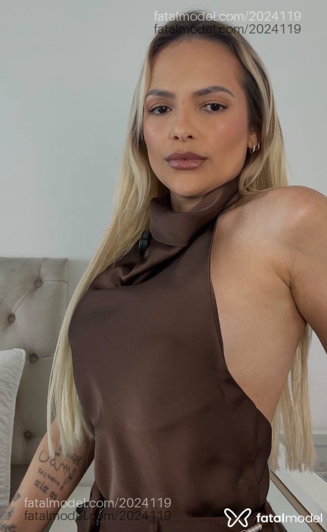 Acompanhante mulher loira (o) de olhos castanhos - Anna