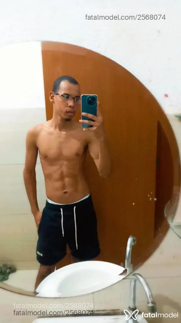 Acompanhante homem sem cabelo de olhos pretos - Allan