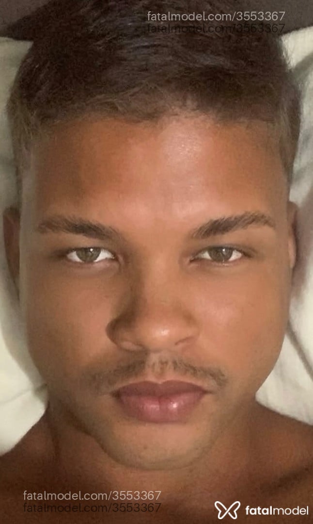 Acompanhante homem com cabelo castanho de olhos verdes - Apollo Junior Acompanhante homem com cabelo castanho de olhos verdes - Apollo Junior
