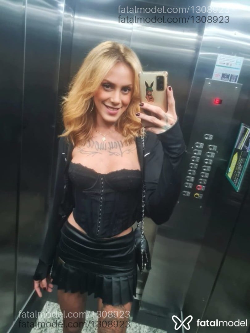 Acompanhante mulher trans loira (o) de olhos castanhos - Bruna Marion