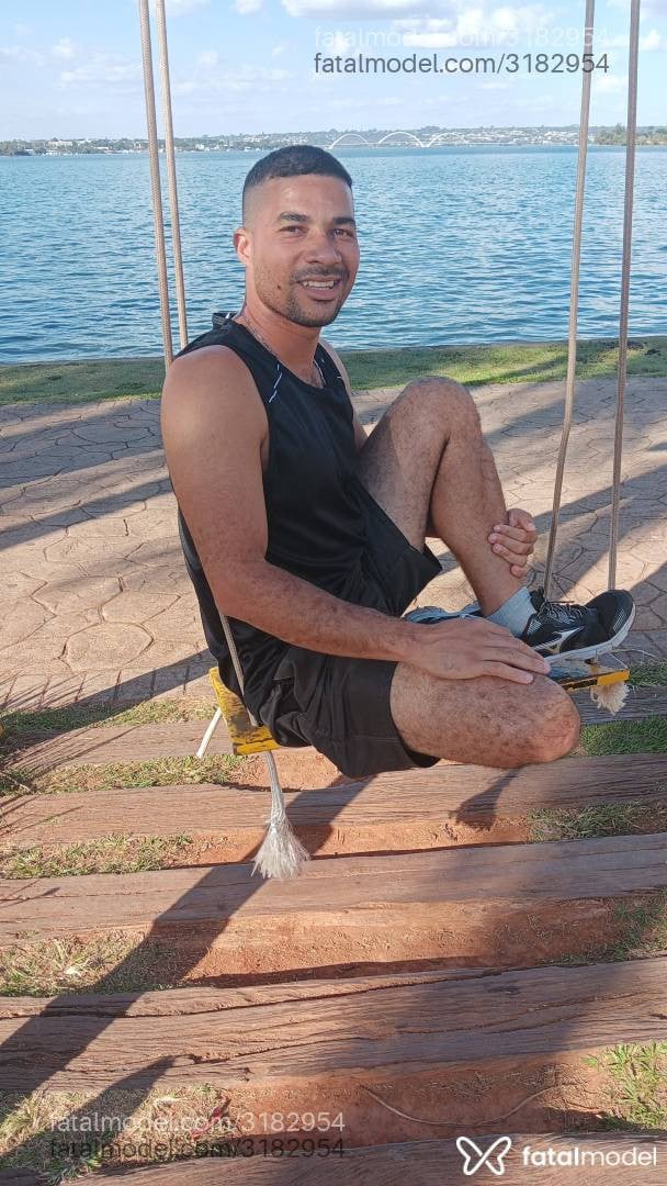 Acompanhante homem morena (o) de olhos castanhos em Brasília - Marcos