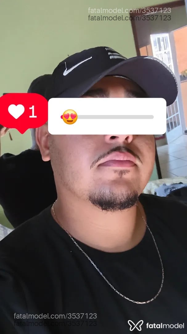 Acompanhante homem com cabelo castanho de olhos pretos - Leon Valmont