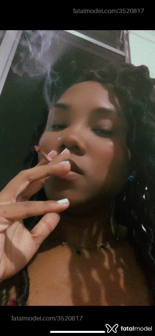 Acompanhante mulher com cabelo colorido de olhos castanhos - Leona Ferraz