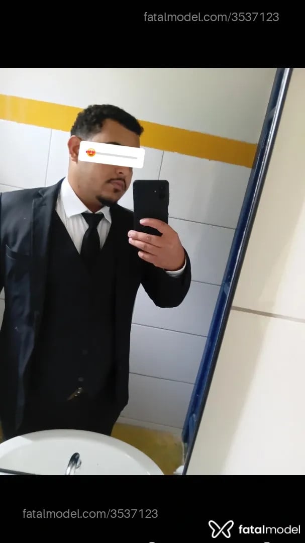 Acompanhante homem com cabelo castanho de olhos pretos - Leon Valmont