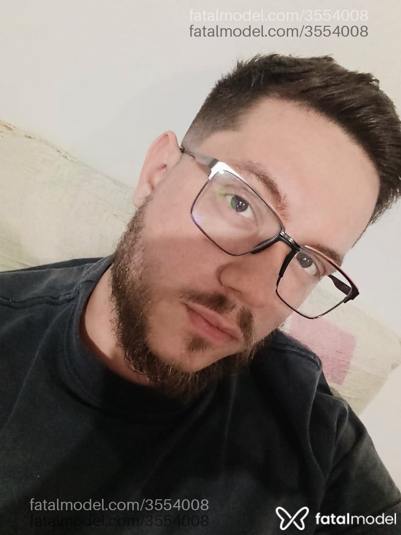Acompanhante homem com cabelo castanho de olhos castanhos - Loirinho
