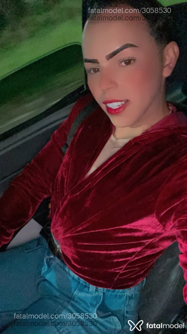 Acompanhante mulher com cabelo castanho de olhos mel - Larissa