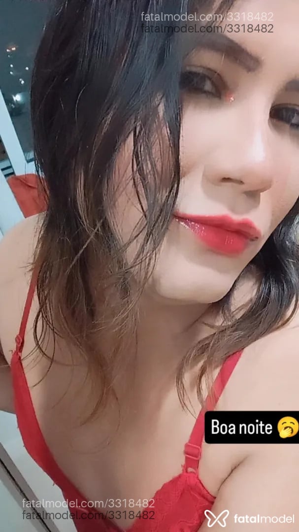 Acompanhante não-binário com cabelo castanho de olhos castanhos - Berê Halse