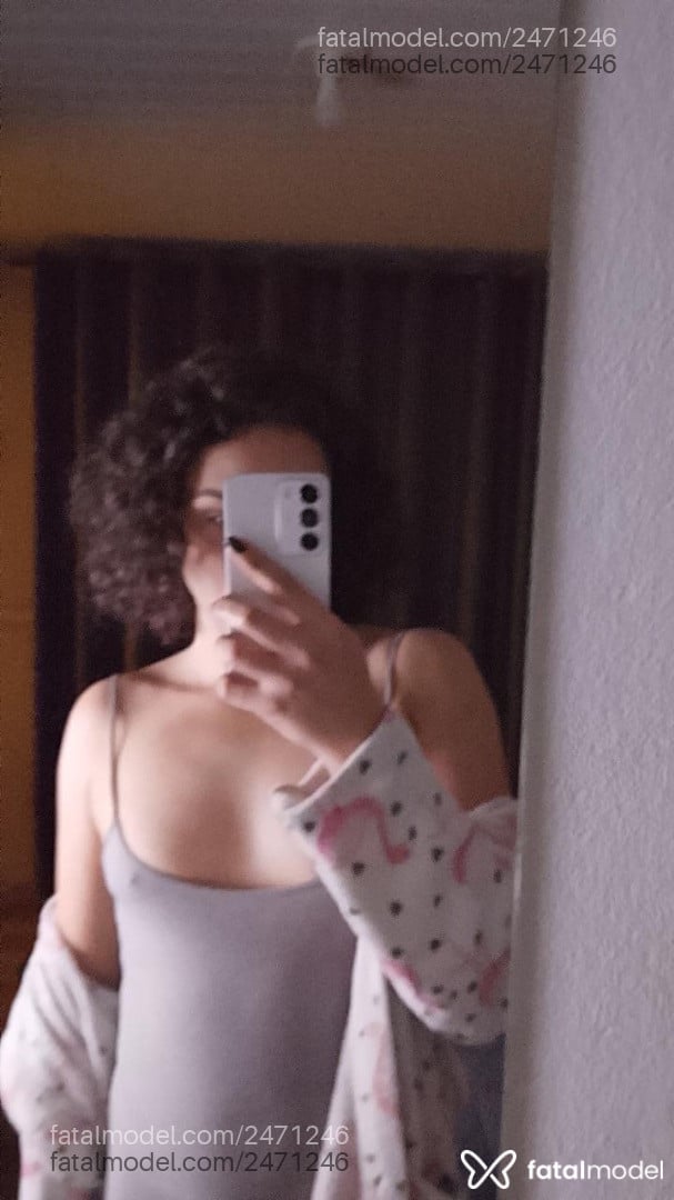 Acompanhante mulher trans com cabelo castanho de olhos mel - Imola