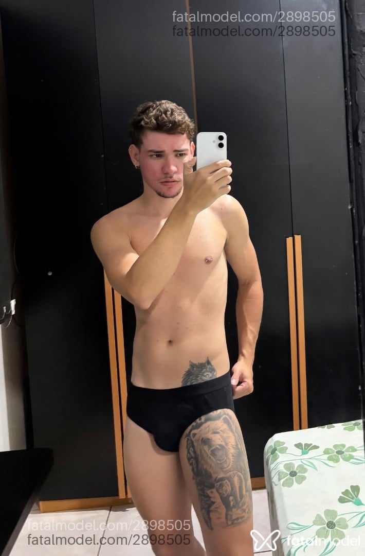 Acompanhante homem com cabelo castanho de olhos pretos - Hugo