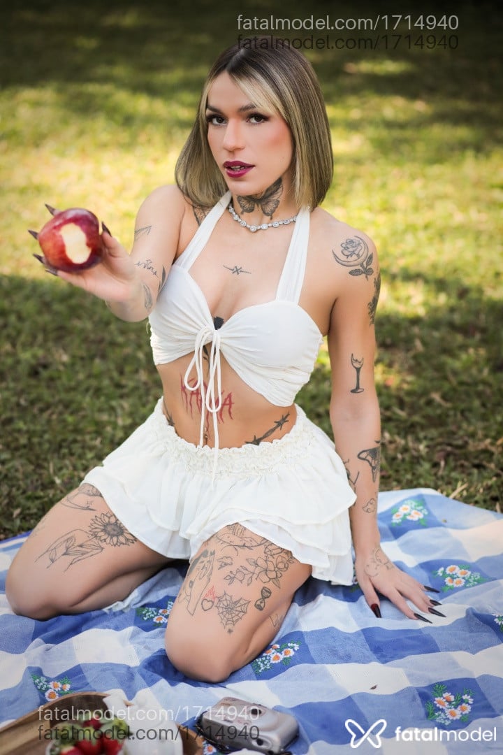 Acompanhante mulher loira (o) de olhos castanhos - Georgina