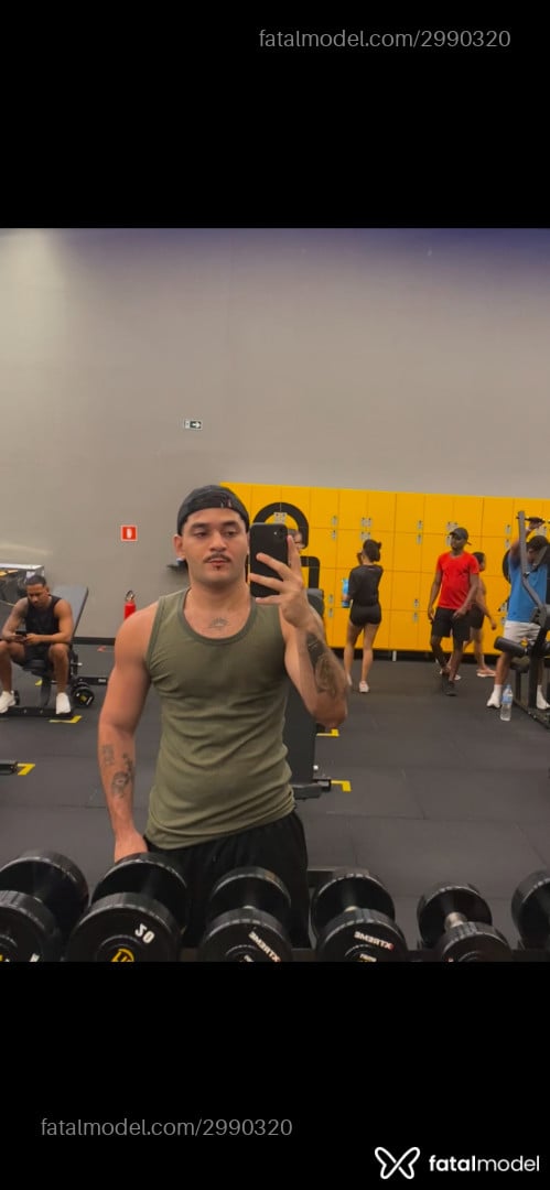 Acompanhante homem sem cabelo de olhos castanhos - Marlon
