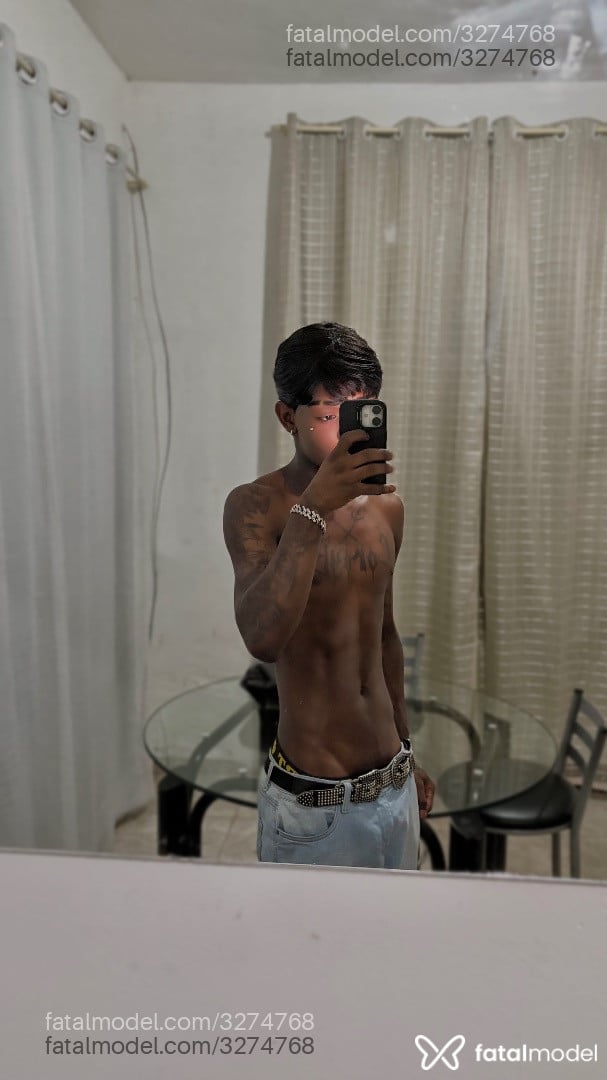 Acompanhante homem com cabelo castanho de olhos pretos - Yurii Acompanhante homem com cabelo castanho de olhos pretos - Yurii