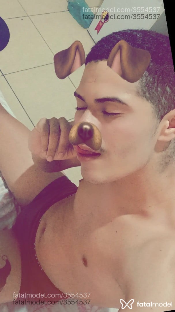 Acompanhante homem com cabelo castanho de olhos castanhos - Castelo