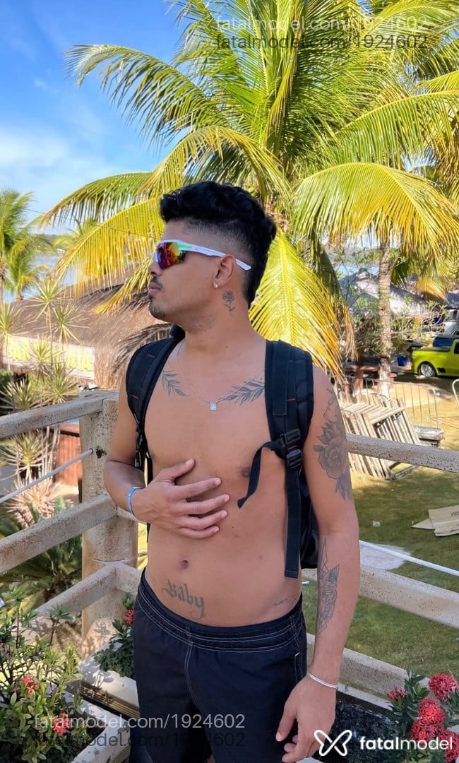 Acompanhante homem com cabelo castanho de olhos cinza - Jackson
