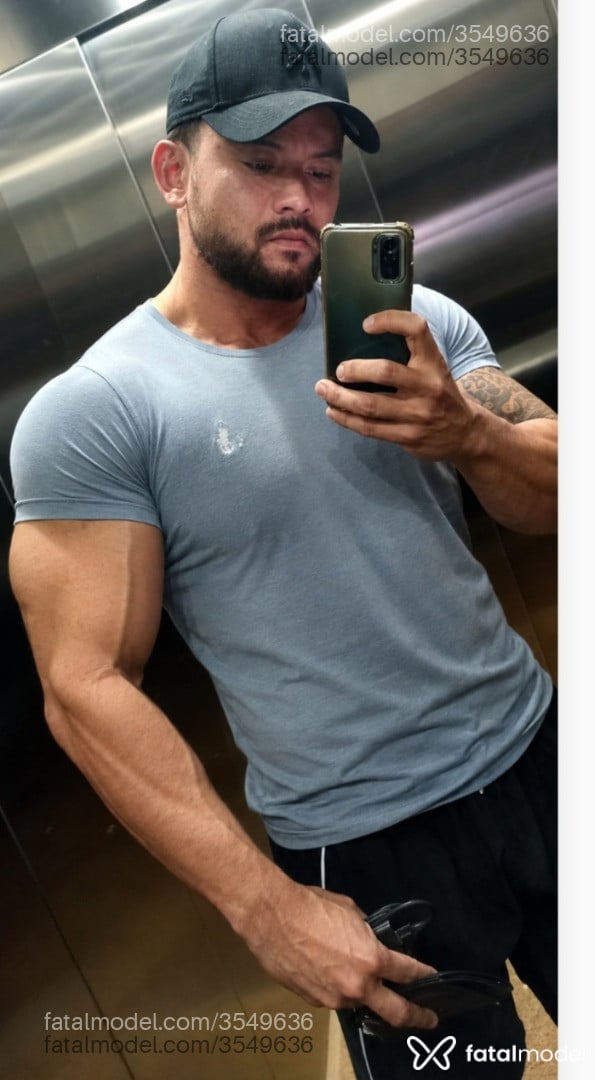 Acompanhante homem com cabelo castanho de olhos pretos - Samuka