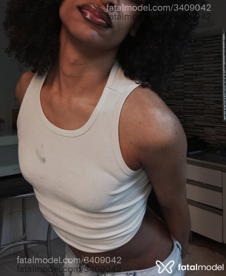 Acompanhante mulher trans ruiva (o) de olhos castanhos - Coutinho