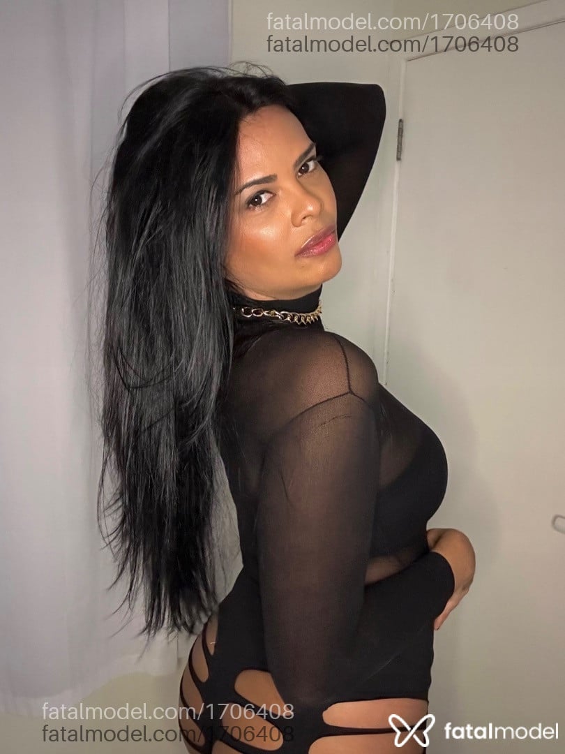 Acompanhante mulher trans com cabelo castanho de olhos castanhos - Thaísa Gouveia