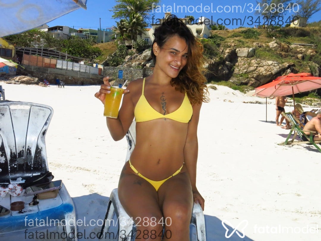 Acompanhante mulher com cabelo colorido de olhos castanhos - Serena