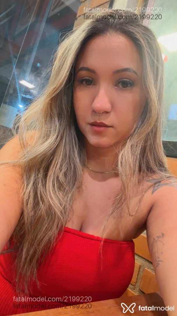 Acompanhante mulher com cabelo castanho de olhos castanhos - Gih Pereira