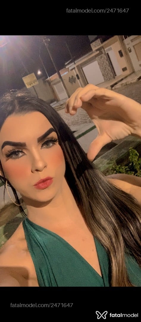 Acompanhante mulher trans com cabelo castanho de olhos verdes - Luanny Moura
