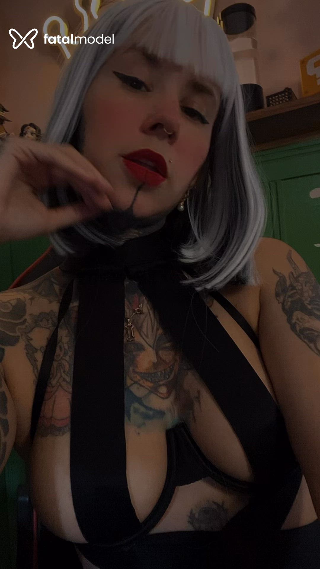 Acompanhante mulher loira (o) de olhos castanhos - Sacha Gray
