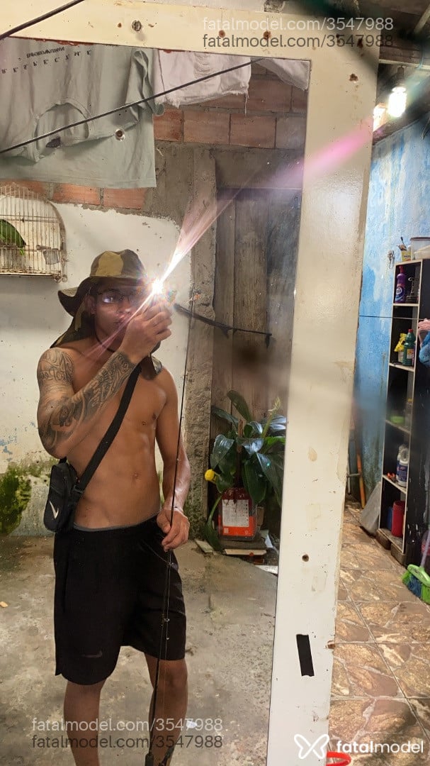Acompanhante homem morena (o) de olhos castanhos - Vsantos