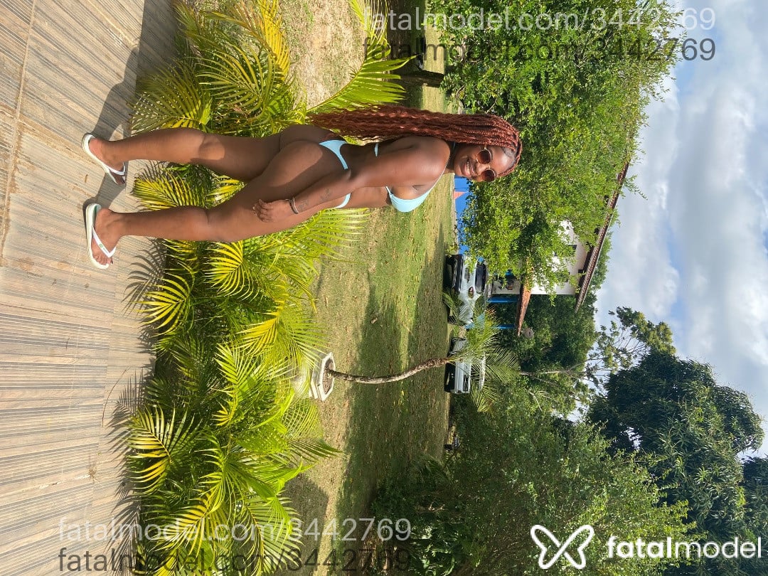 Acompanhante mulher com cabelo castanho de olhos pretos - Moana