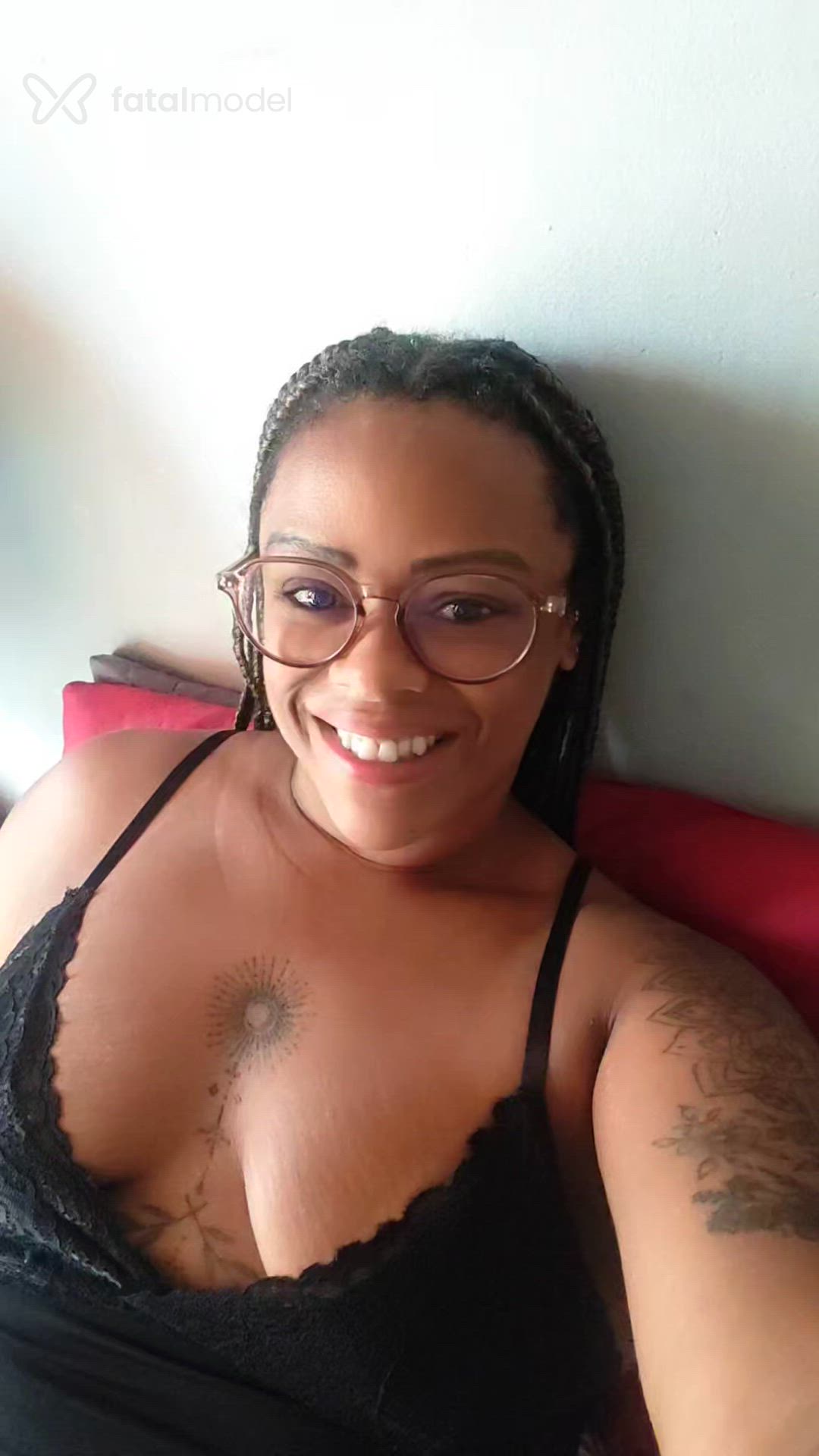 Acompanhante mulher com cabelo castanho de olhos castanhos - Girassol