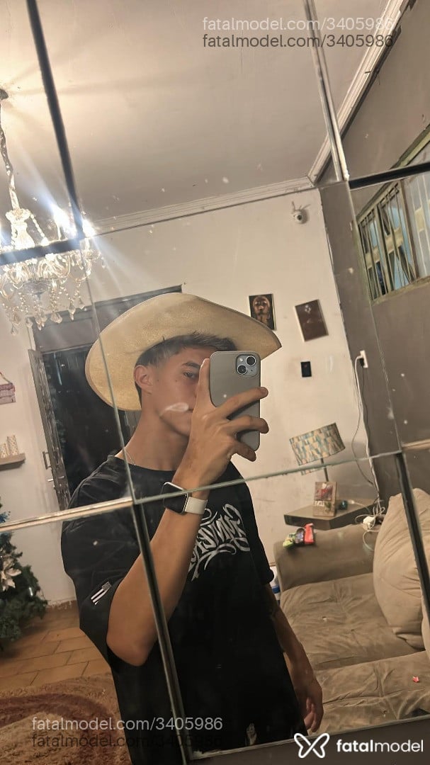 Acompanhante homem com cabelo castanho de olhos castanhos - Fernandes Acompanhante homem com cabelo castanho de olhos castanhos - Fernandes