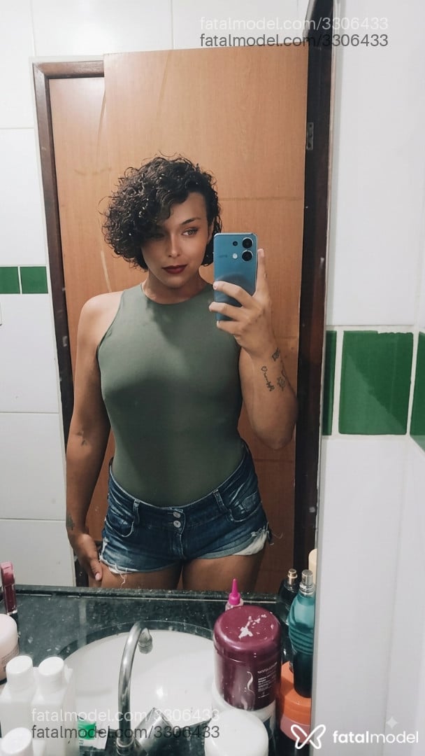 Acompanhante mulher trans com cabelo castanho de olhos verdes - Bruna Lizzie