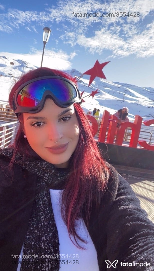 Acompanhante mulher trans ruiva (o) de olhos castanhos - Isa Vellaris