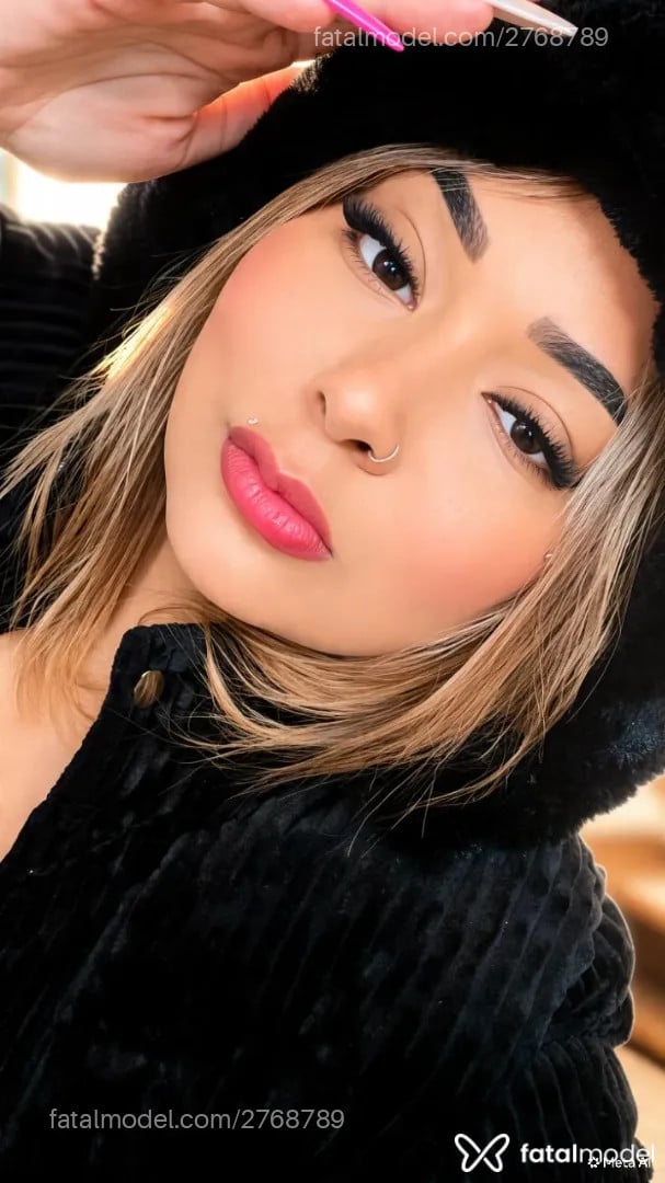 Acompanhante mulher loira (o) de olhos castanhos - Indiaah
