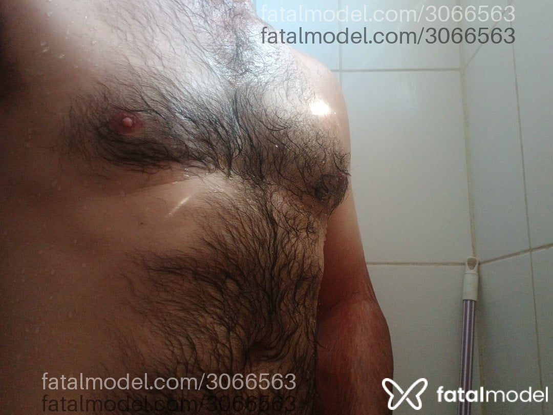Acompanhante homem com cabelo castanho de olhos verdes - Mario
