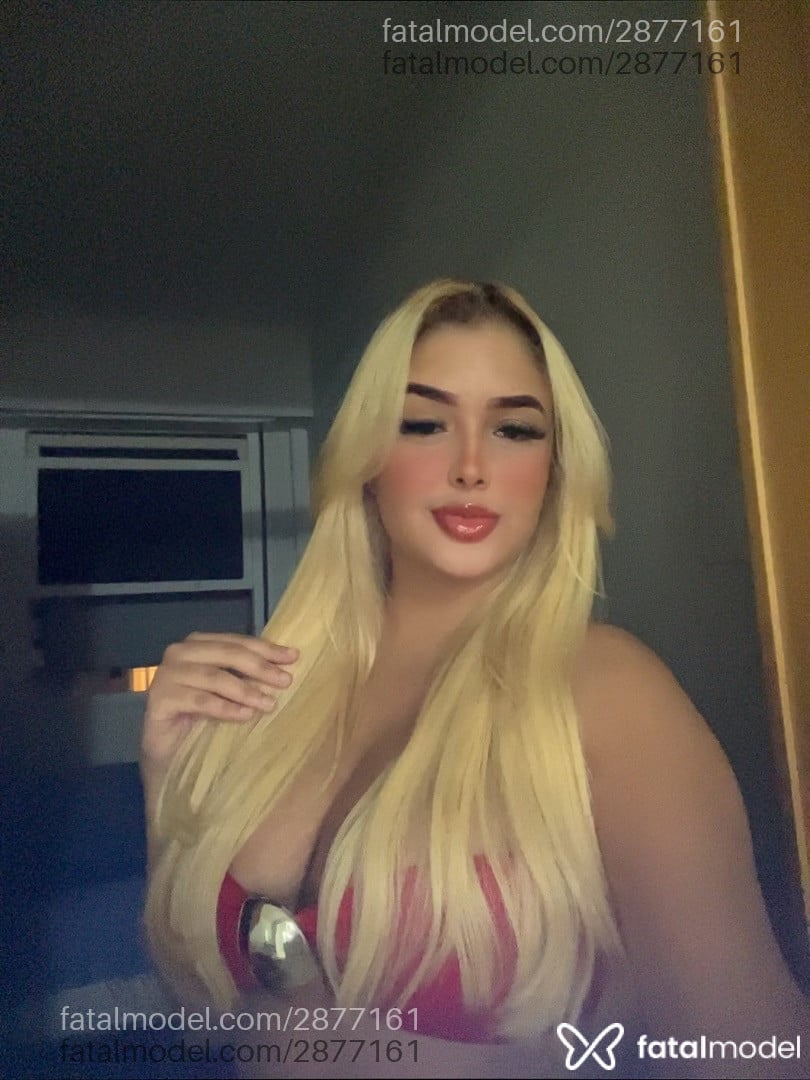 Acompanhante mulher loira (o) de olhos mel - Pérola